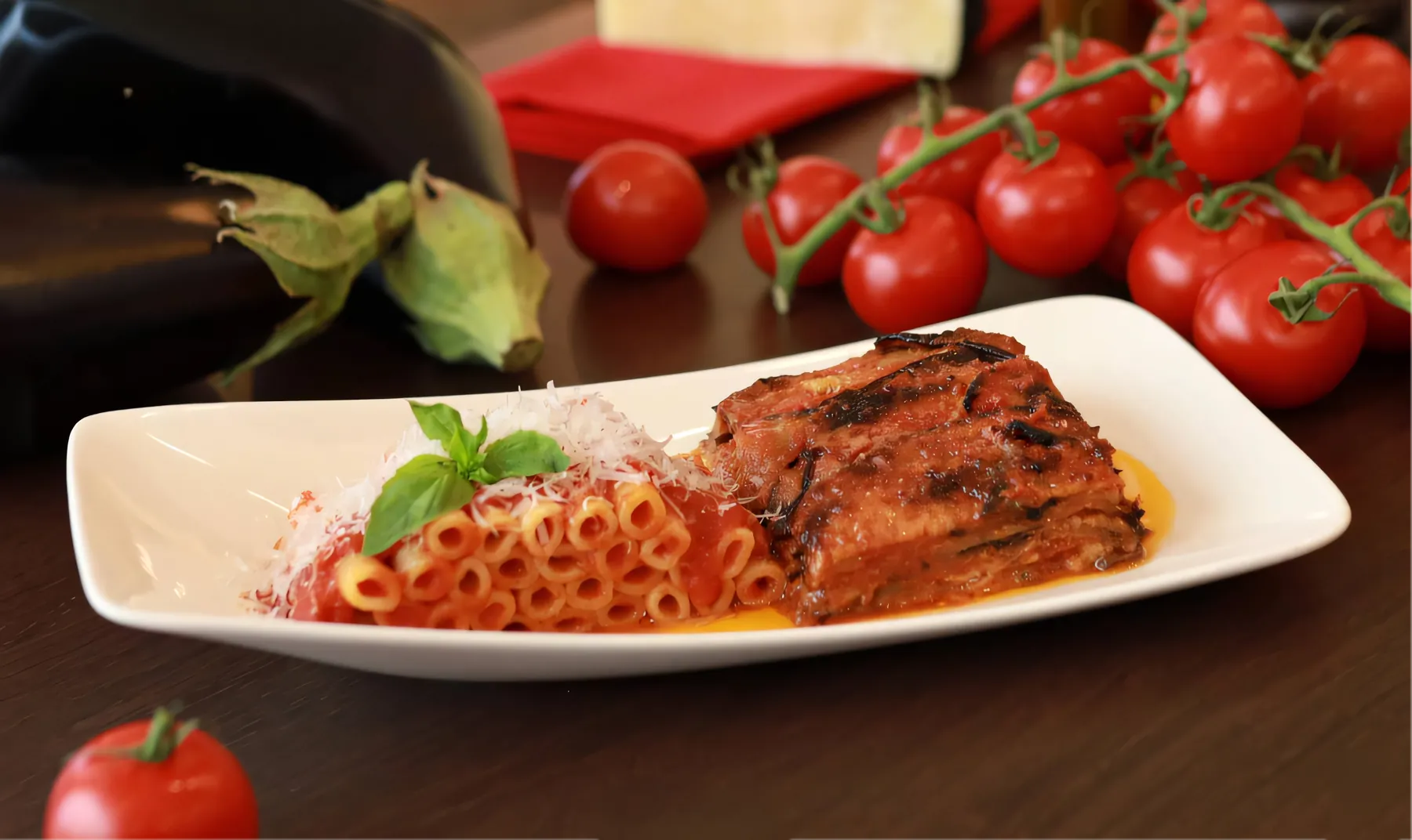 Parmigiana di melanzane con pomodori freschi